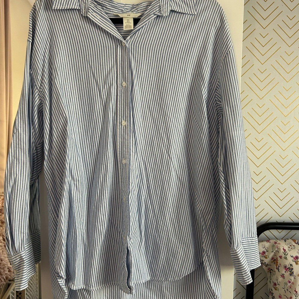H&M Men's White and Blue Striped Shirt